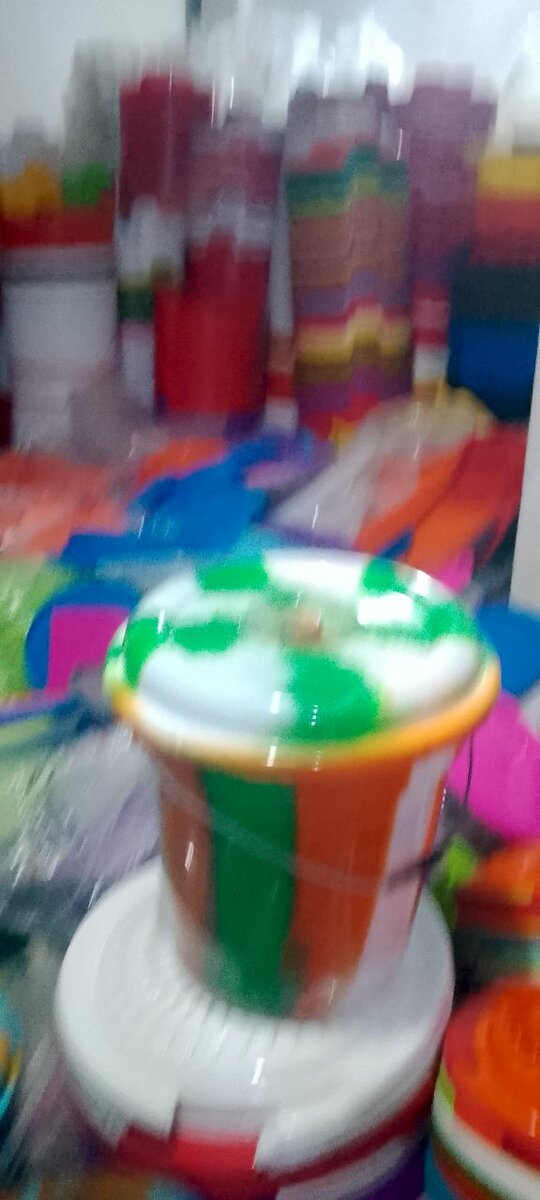 Seau en plastique avec ouvertu