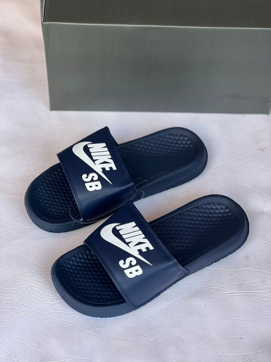 NIKE SLIPPERS