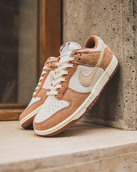 SB DUNK LOW MEDIUM CURRY