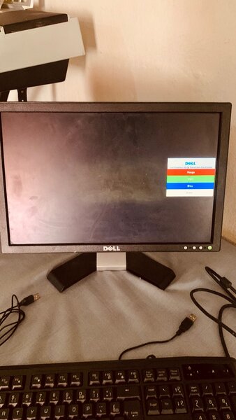 Moniteur Dell avec clavier et souris