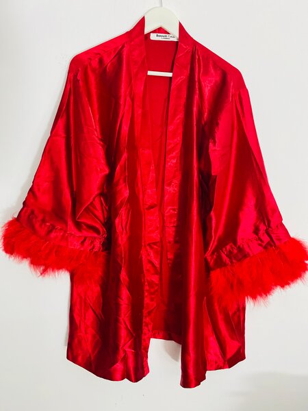Peignoir rouge satin et plume