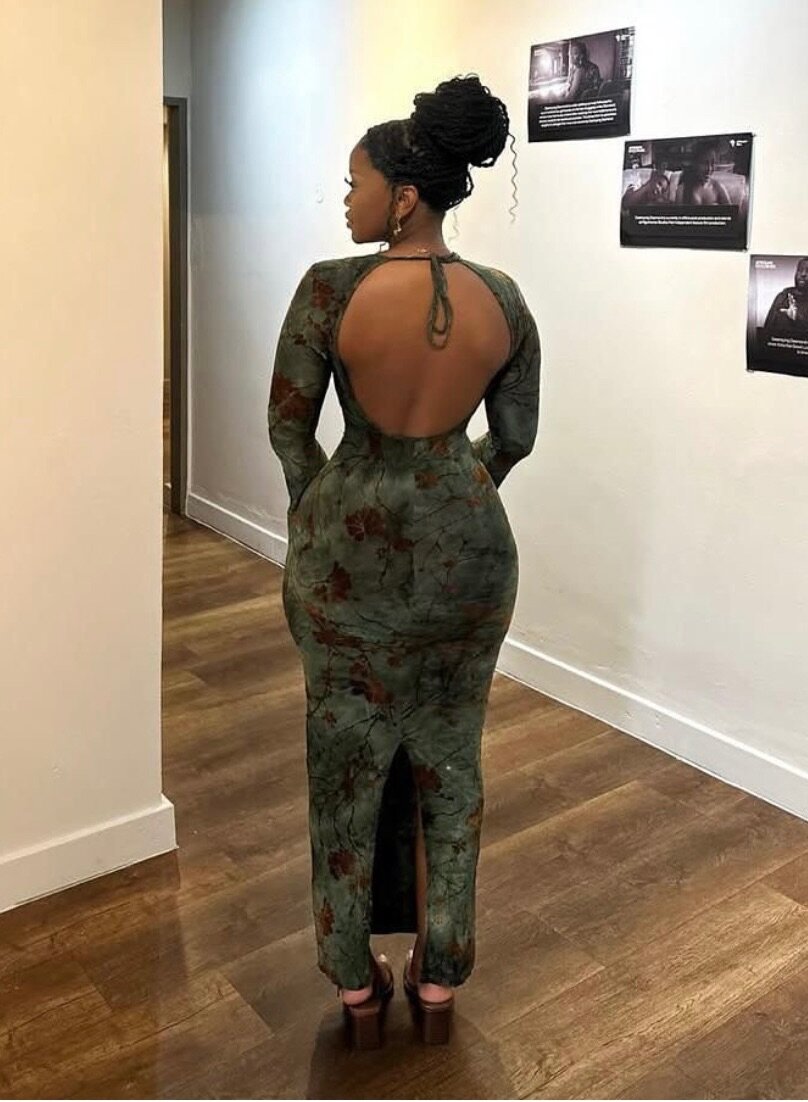 Robe élégante dos nu