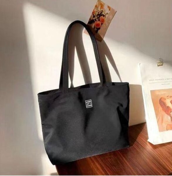 Sac à main en toile noir élégant