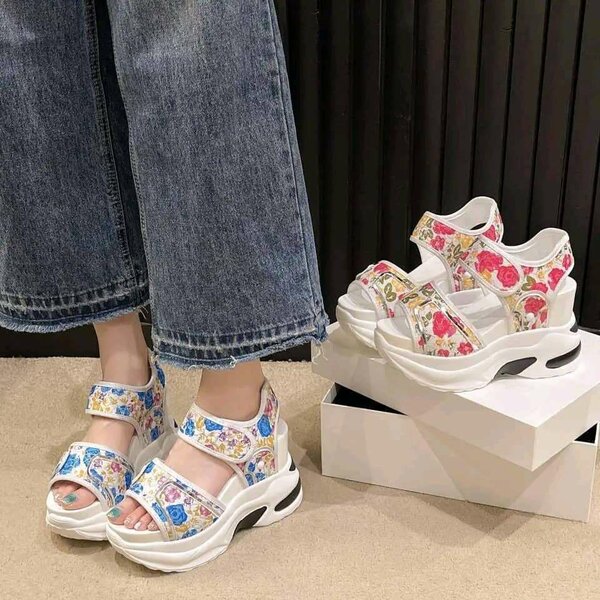 Sandales compensées tendance