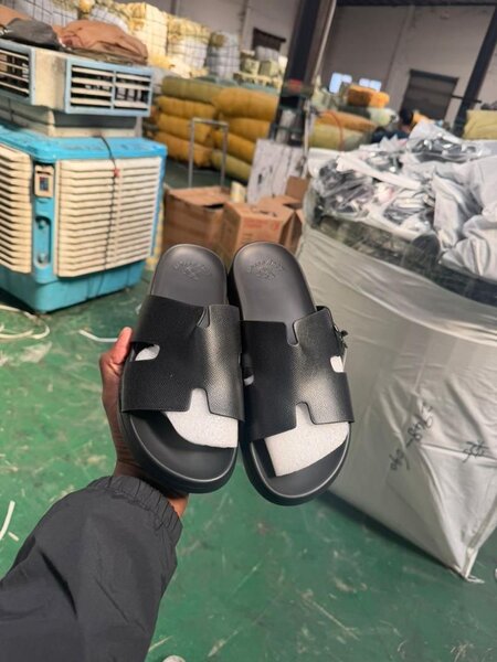 Sandale noire en cuir original