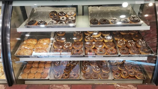 We Provides Freshly baked fast food donuts and live pizza