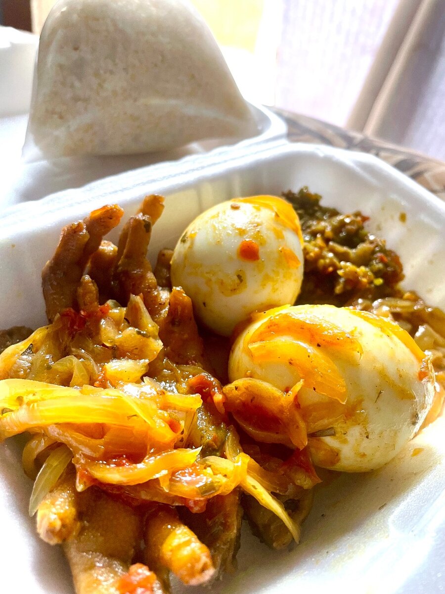 Pattes de poulet œuf attiéké