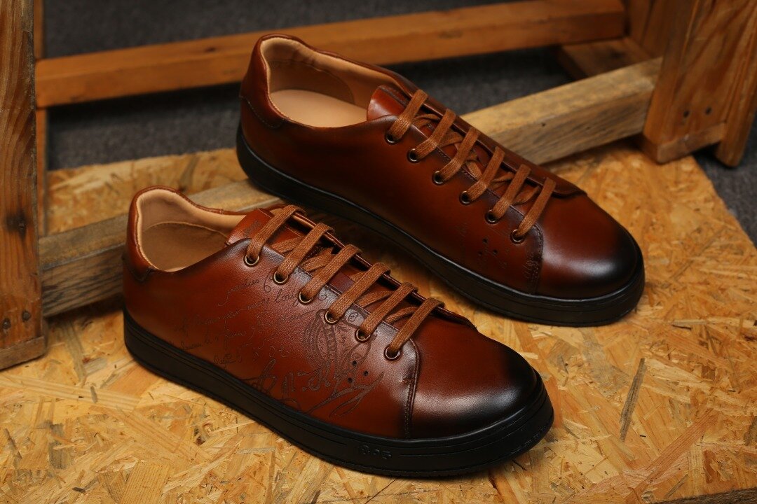 Chaussures en cuir marron élégant