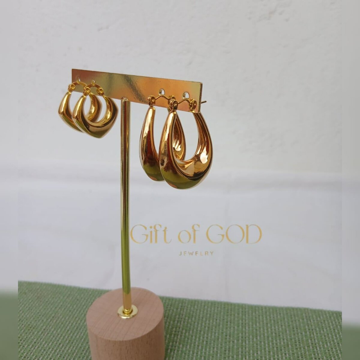 Boucles d'oreilles dorées élégantes