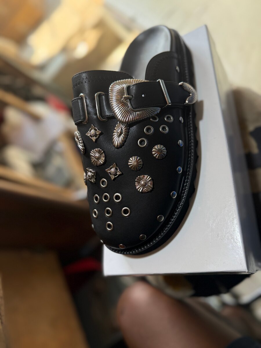 Sabots en cuir clouté Toga