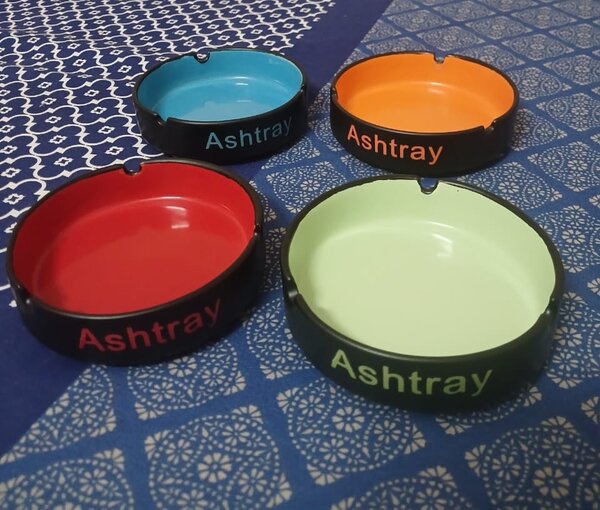 Cendriers colorés
