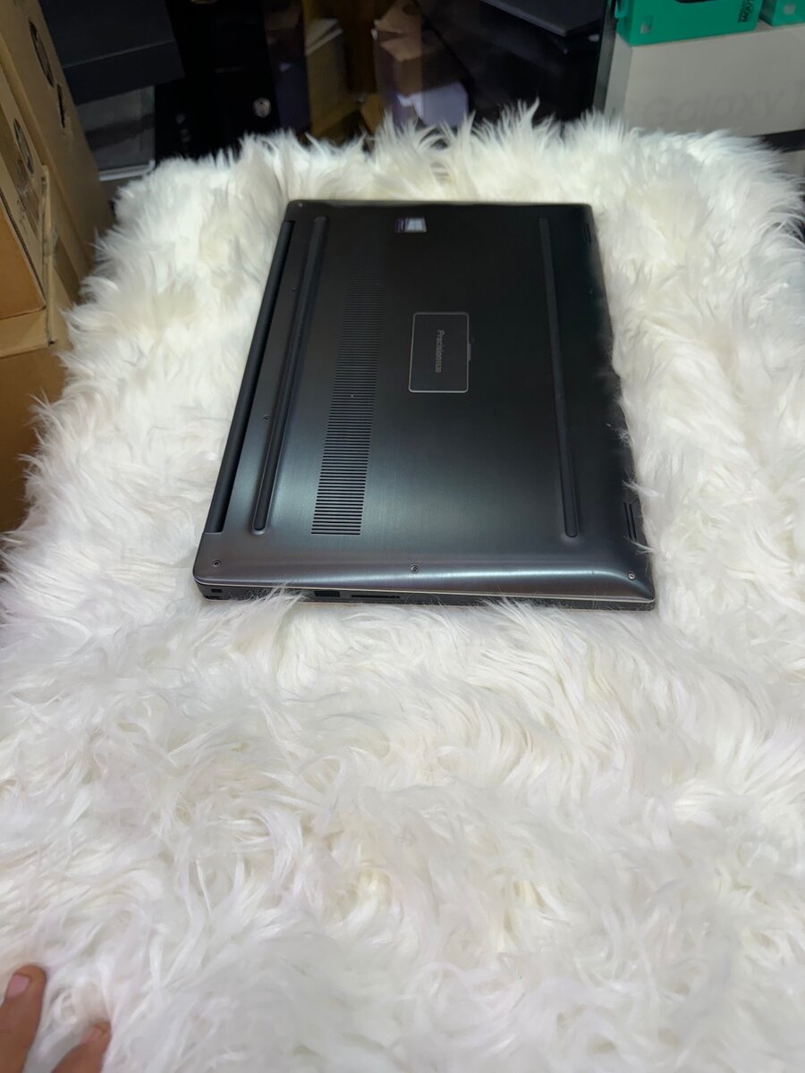 Dell Precision 5530 Ram 24GB  Core i7 ssd 512GB 4GB NVIDIA