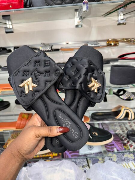 Sandales à talons noires luxueuses