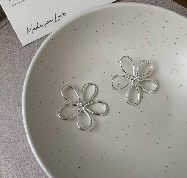 Boucles d'oreilles dorées élégantes