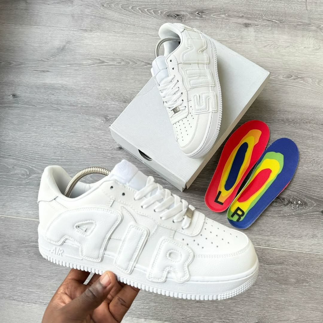 Baskets blanches en relief