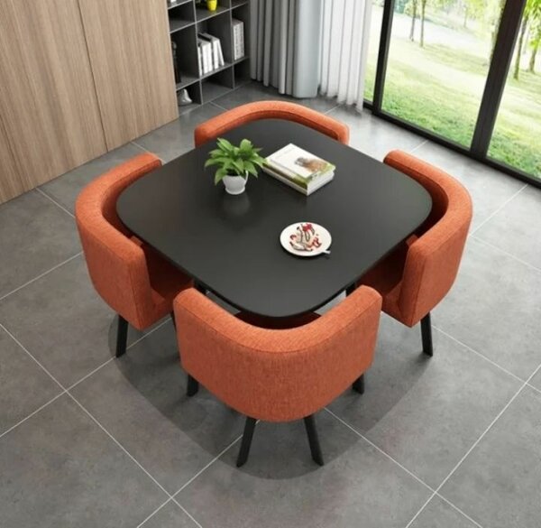 Table à manger noire avec chaises orange