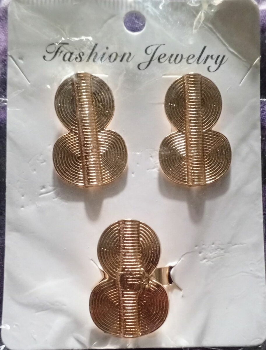 Boucles d'oreilles dorées élégantes