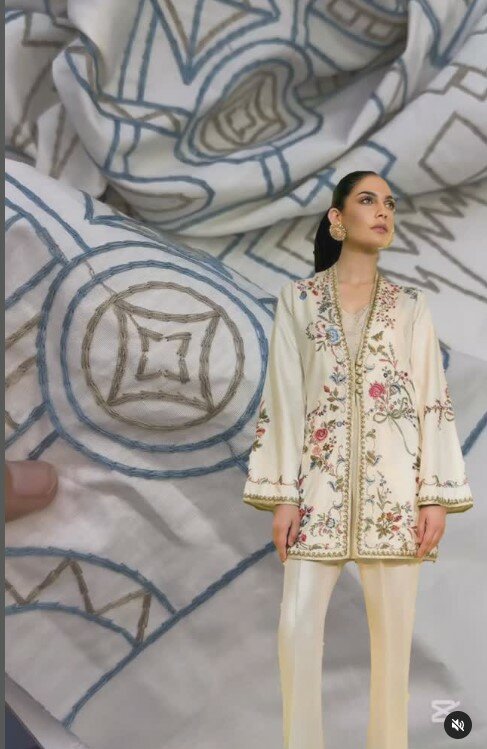 Красивая ткань с вышивкой