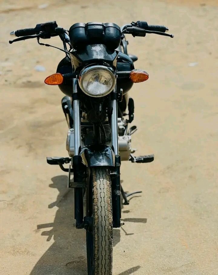 Moto Classique Noire Puissante