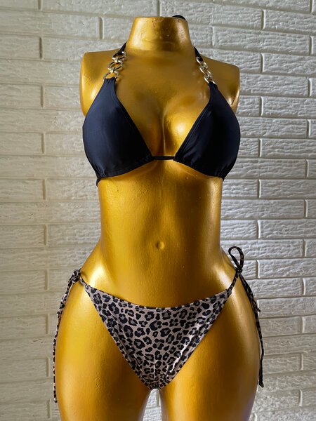 Bikini léopard avec chaînes