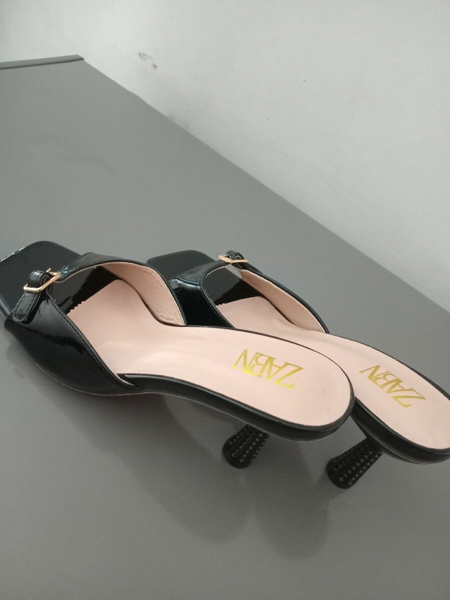 Sandales à talons noires élégantes