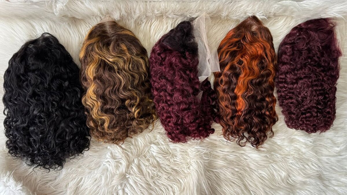 Perruque bouclée colorée