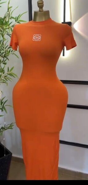 Robe orange moulante élégante