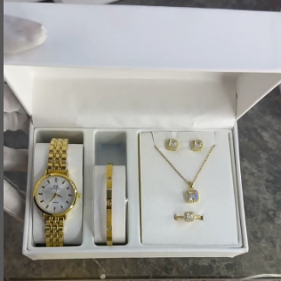Комплект с наручными часами для женщин