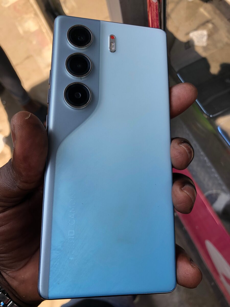 Smartphone moderne avec triple caméra