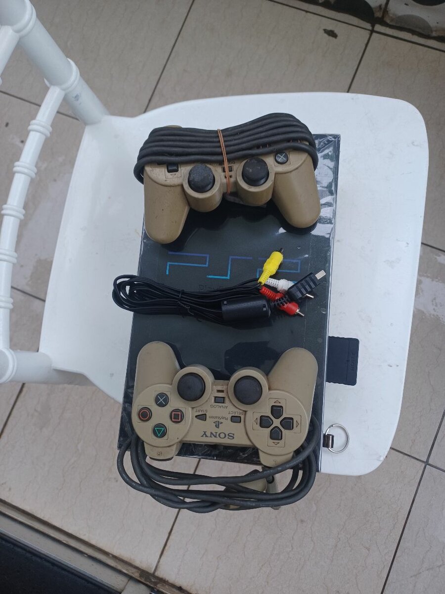 Console Sony PS2 avec manettes