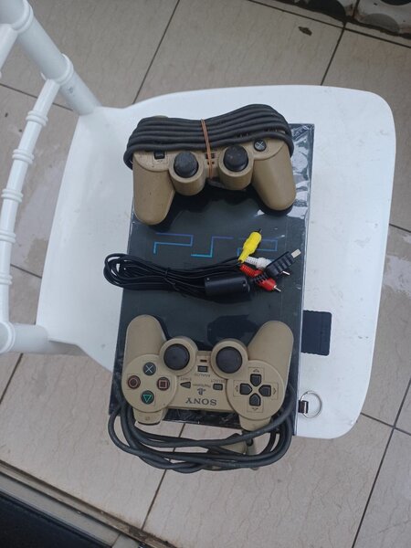 Console Sony PS2 avec manettes