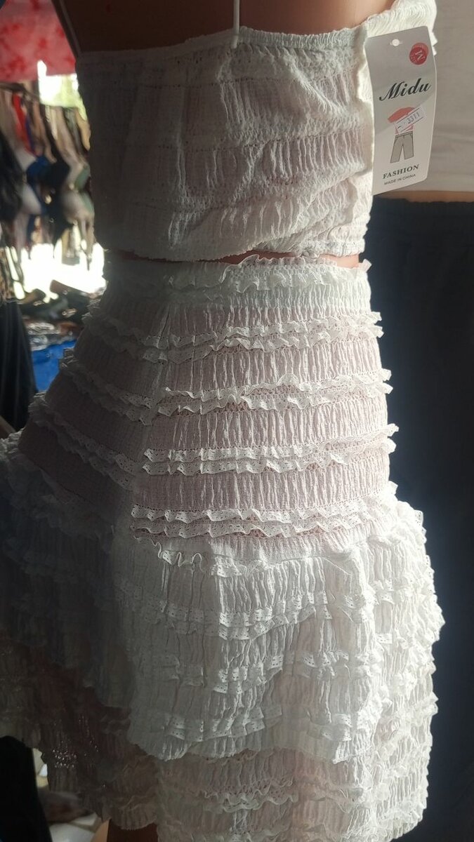 Ensemble top et jupe blancs