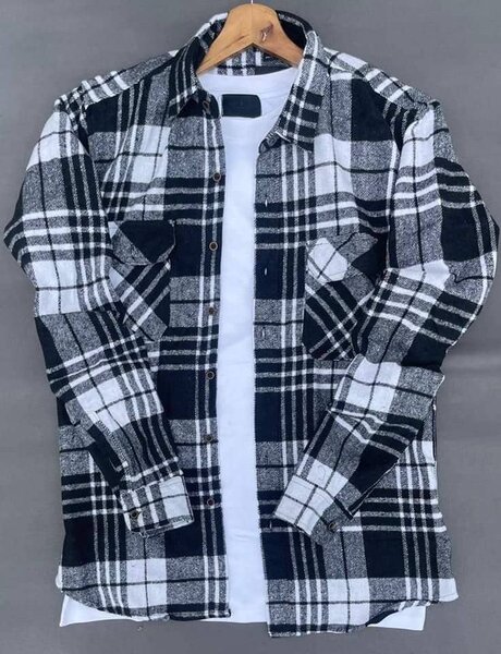 Chemise à carreaux et blouse en satin