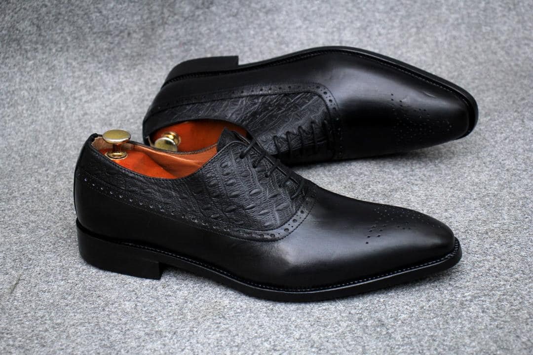 Cchaussures habillées noires pour hommes avec perforations