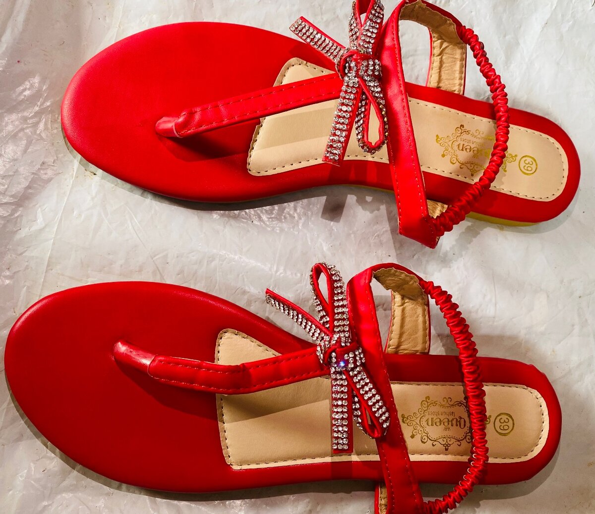 Sandales rouges brillantes