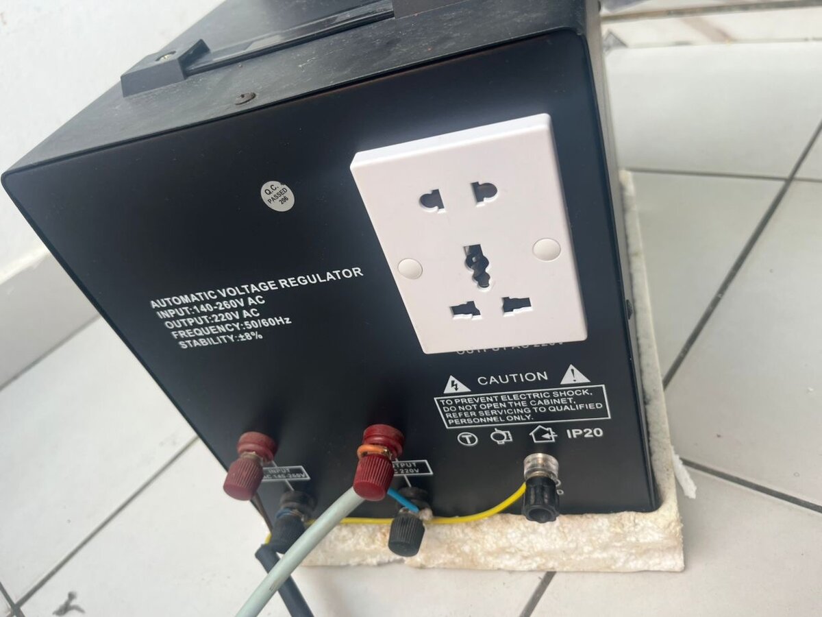 Régulateur de Tension AKAY5000