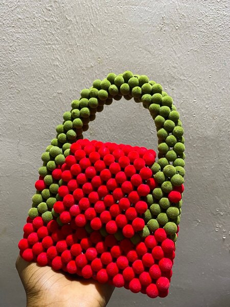 Sac en perles pom-pom coloré