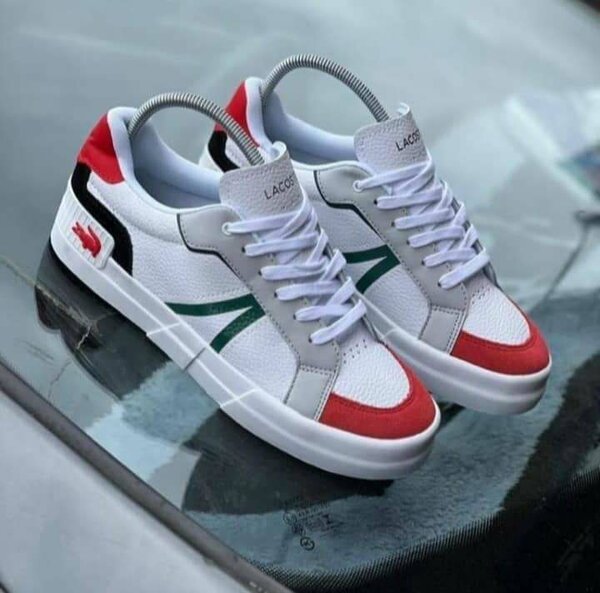 Sneakers blancs et rouges tendance