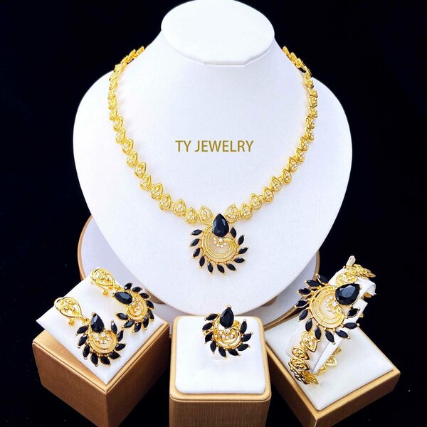 Ensemble de bijoux dorés