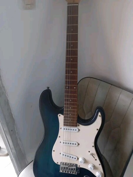 Guitare électrique bleue