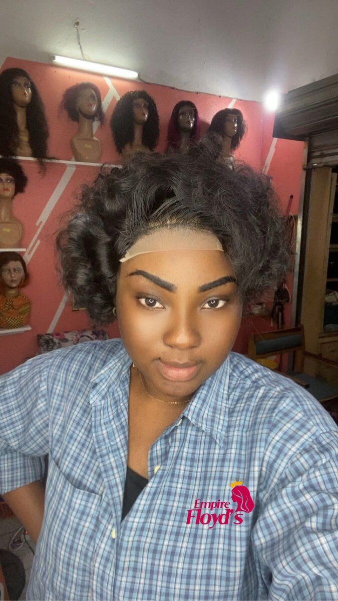 Perruque en dentelle bouclée