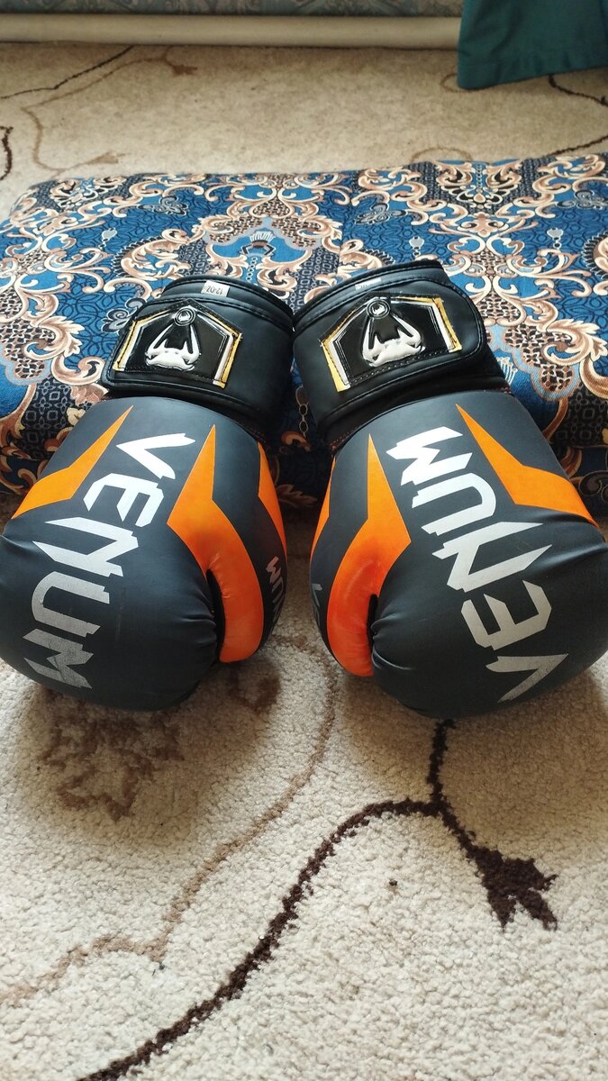 Боксерские перчатки Venom