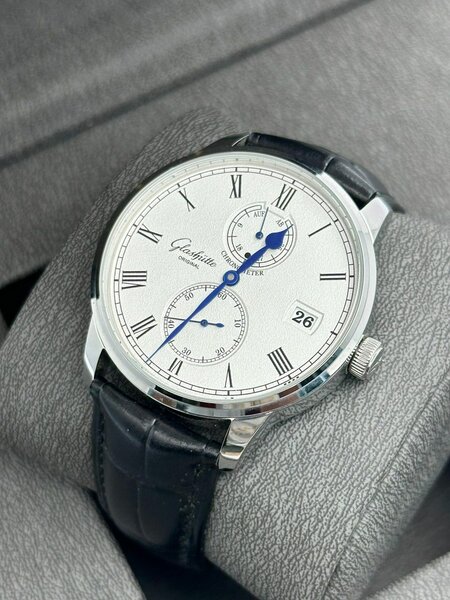 Montre élégante en cuir noir