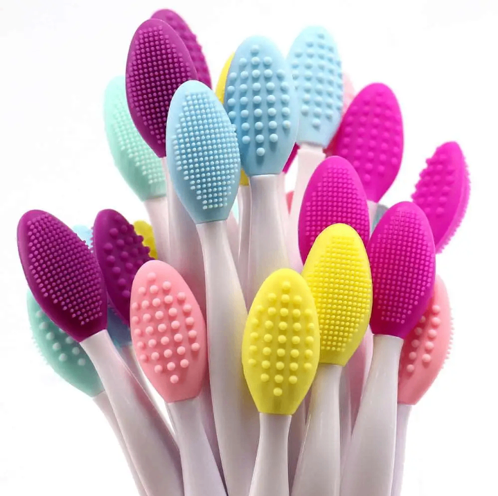 Lip scrubbing brush