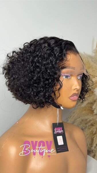 Perruque courte bouclée noire