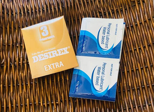 3 Préservatifs+ 2 Lubrifiant