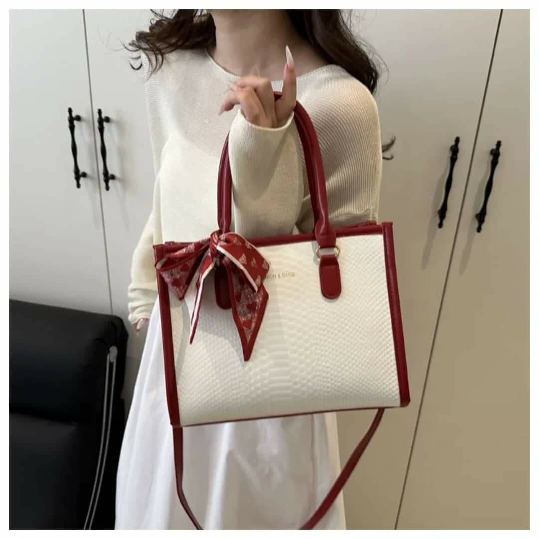 Sac à main élégant avec écharpe