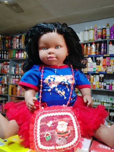 Grande poupée en peluche