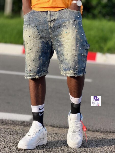 Shorts en jean cloutés