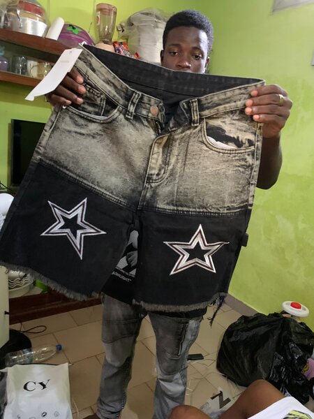 Short en jean délavé étoiles